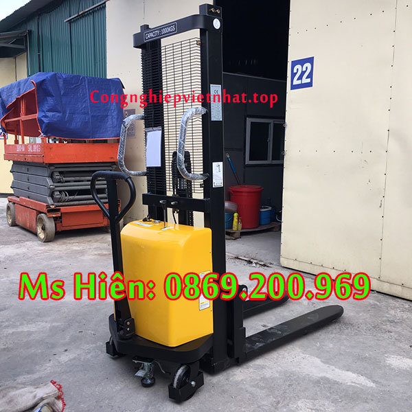 Xe nâng bán tự động