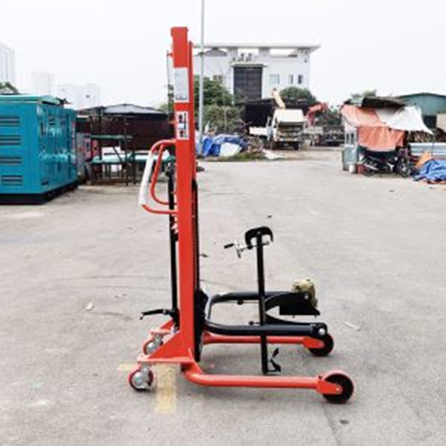 Ứng dụng và tiêu chí chọn xe nâng quay đổ thùng phuy 3 Xe nâng quay đổ phuy Maihui