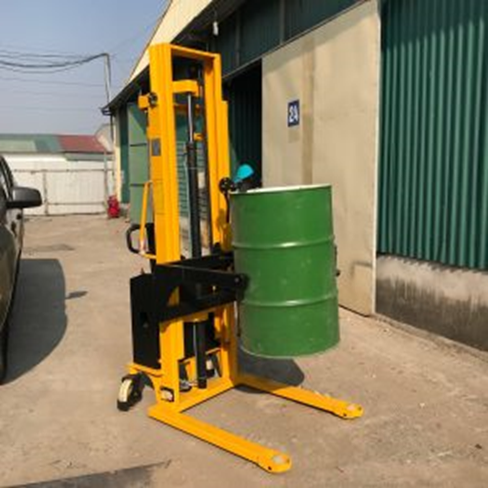 Ứng dụng và tiêu chí chọn xe nâng quay đổ thùng phuy 4 image 2