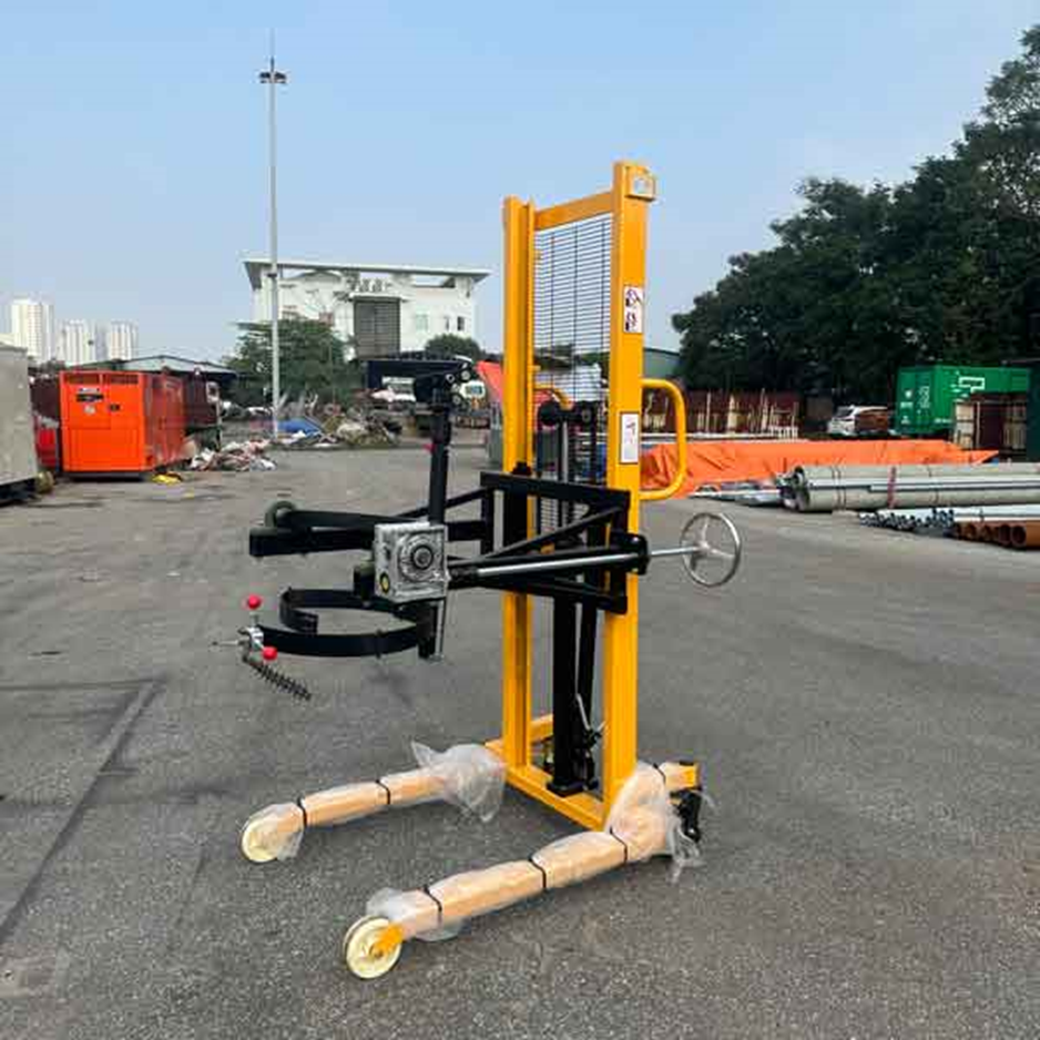 Ứng dụng và tiêu chí chọn xe nâng quay đổ thùng phuy 2 Xe nâng quay đổ thùng phuy