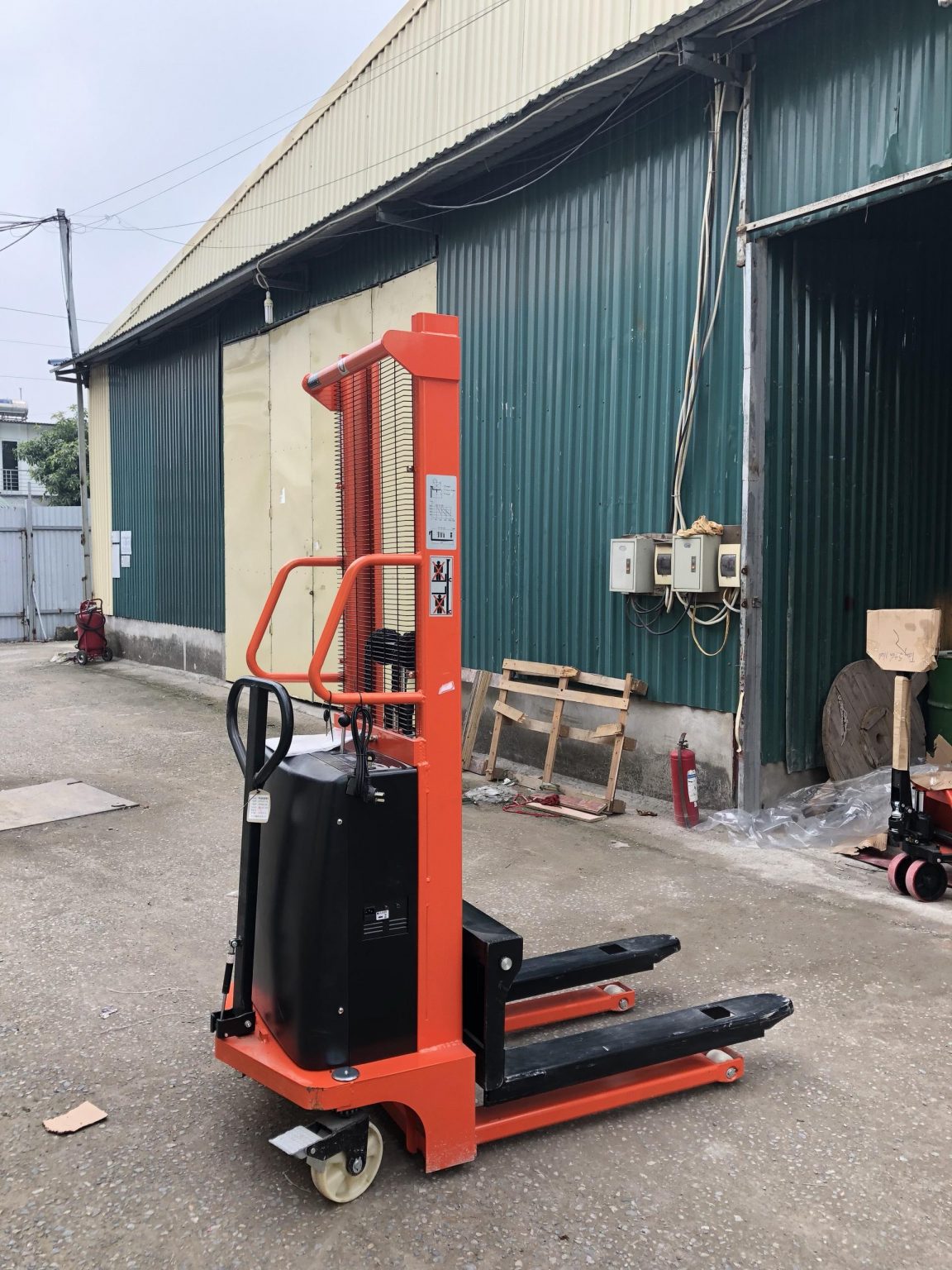 Xe nâng bán tự động